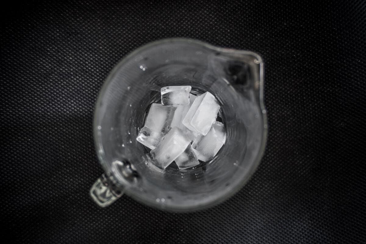 cubitos de hielo dentro del vaso